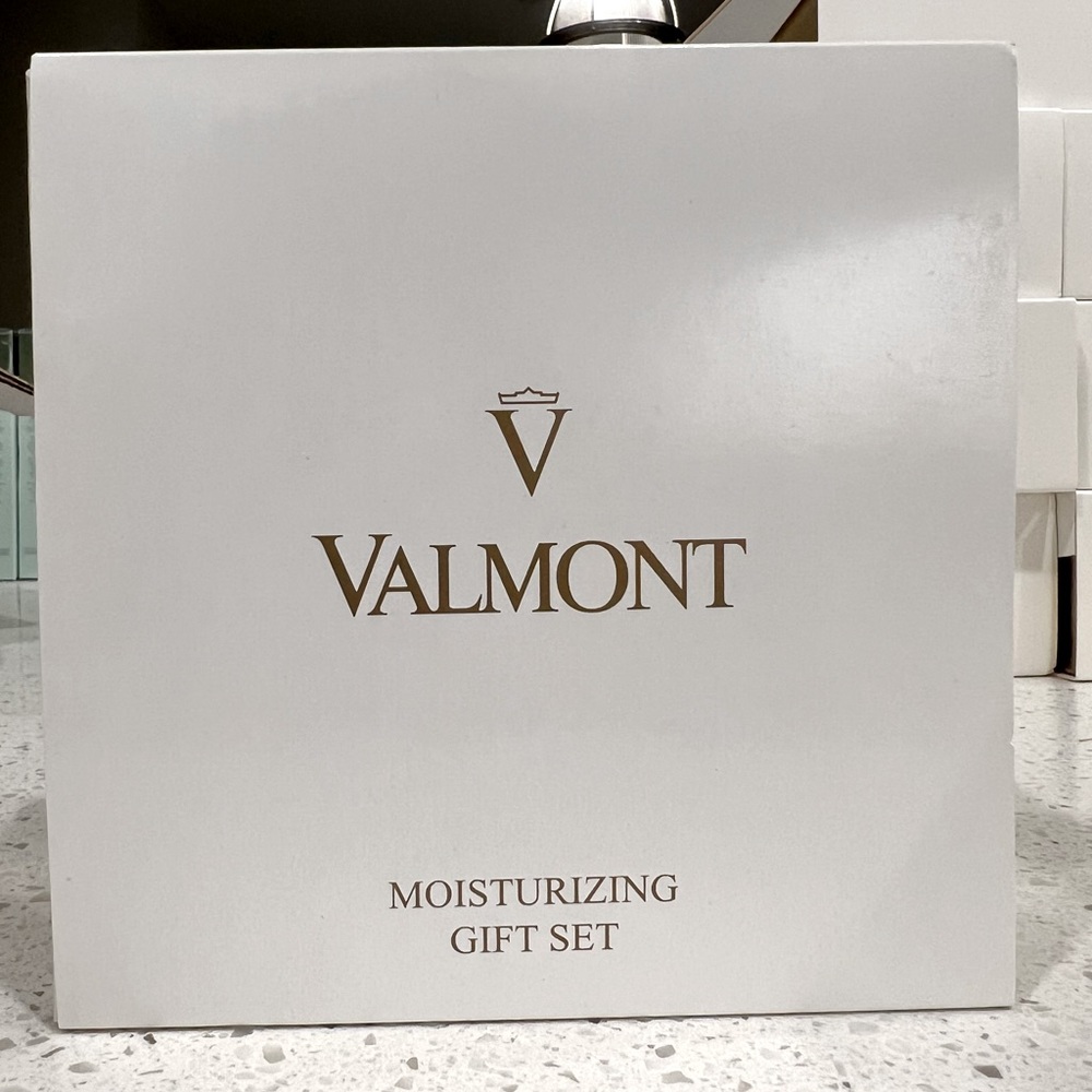 Valmont moisturizing gift set